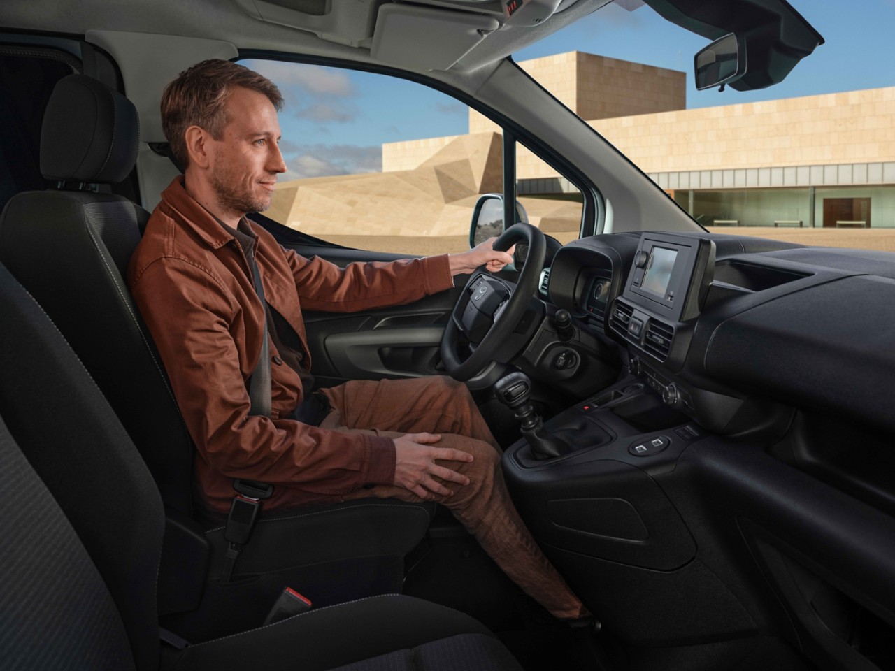 A driver at the wheel of the Proace City Verso 